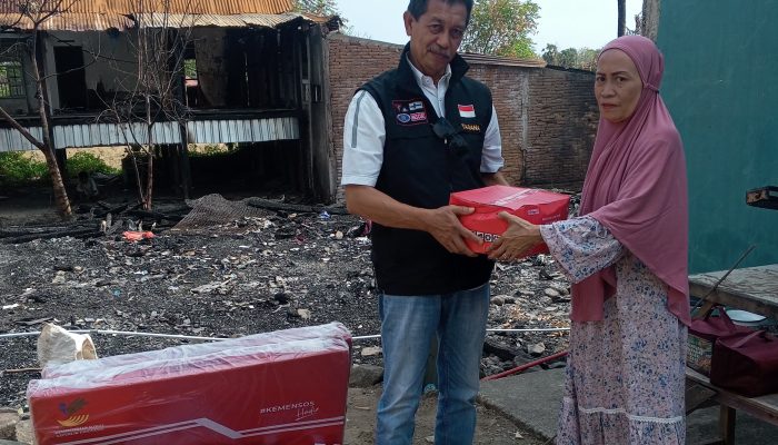Pemda Jeneponto dan DWP BKPSDM Salurkan Bantuan Bagi Korban Kebakaran di Kelurahan Benteng
