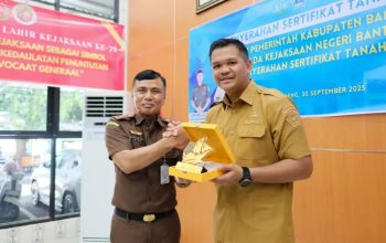 Bupati Bantaeng Uji Nurdin Serahkan Tanah Hibah Untuk Pembangunan Kantor Kejaksaan
