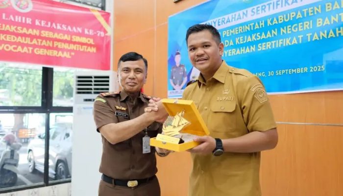 Bupati Bantaeng Uji Nurdin Serahkan Tanah Hibah Untuk Pembangunan Kantor Kejaksaan